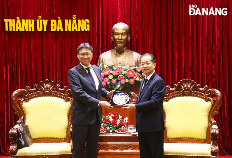 El secretario del Partido Comunista de Vietnam en Da Nang, Nguyen Van Quang, recibe al cónsul general de Japón en Vietnam, Mori Takero.