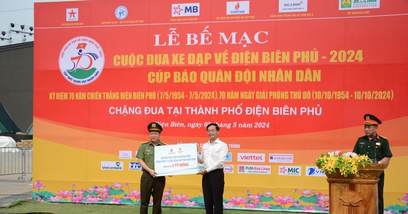 Tran Quang Dung, jefe del Departamento de Comunicación y Cultura empresarial de Petrovietnam, entrega apoyo financiero al Hospital 7/5 de la Policía de Dien Bien (Fuente: Petrovietnam)
