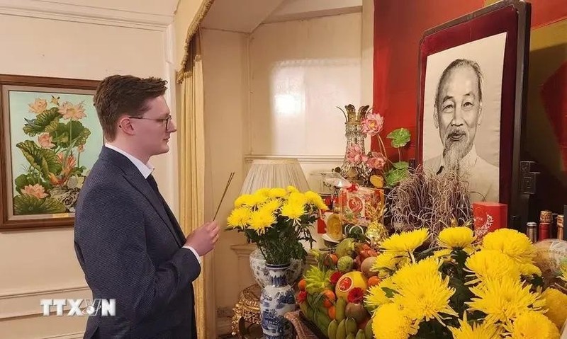 Kyril Whittaker, investigador británico de política e historia vietnamitas, rinde homenaje al Presidente Ho Chi Minh en la Embajada de Vietnam en Londres. (Fuente: VNA)