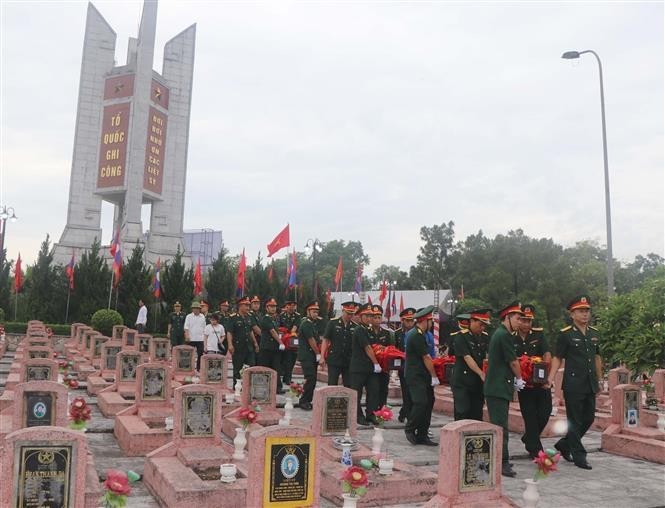 Acto de homenaje póstumo e inhumación de los restos de 87 combatientes voluntarios y expertos vietnamitas que fallecieron en Laos. (Fuente: VNA)