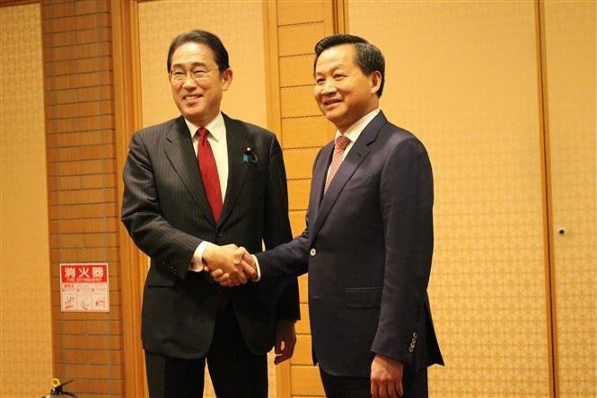 El premier de Japón, Kishida Fumio, y el viceprimer ministro de Vietnam Le Minh Khai. (Fuente: VNA)