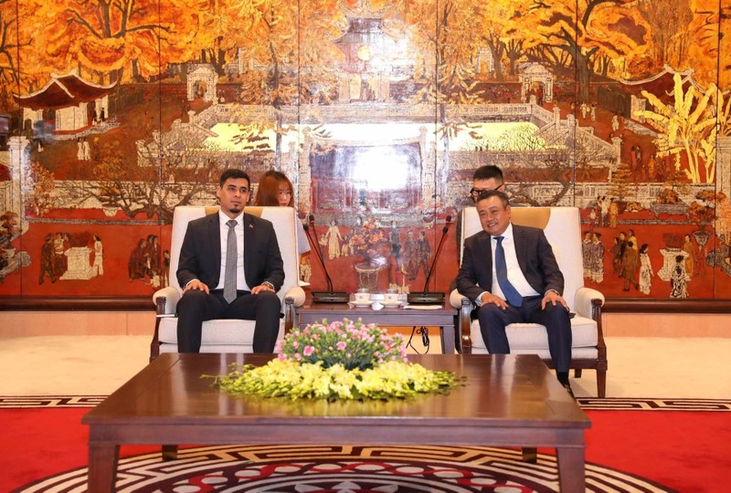 El presidente del Comité Popular de Hanói, Tran Sy Thanh (D), y el embajador de Venezuela en Vietnam, Juan Carlos Fernandes Juárez.