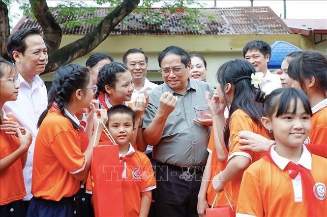 El primer ministro de Vietnam, Pham Minh Chinh y los niños discapacitados en el Centro de Amparo de Menores con Discapacidad en Hanói (Fuente: VNA)