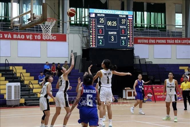 Jugadores de baloncesto de Malasia (de blanco) y jugadores tailandeses (de azul) en el partido del 31 de mayo en el Centro Deportivo de la Universidad de Da Nang. (Foto: VNA)