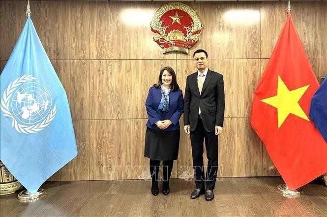 El embajador Dang Hoang Giang (derecha) y la directora de la División de Asociaciones Públicas de UNICEF, June Kunugi (Foto: VNA)