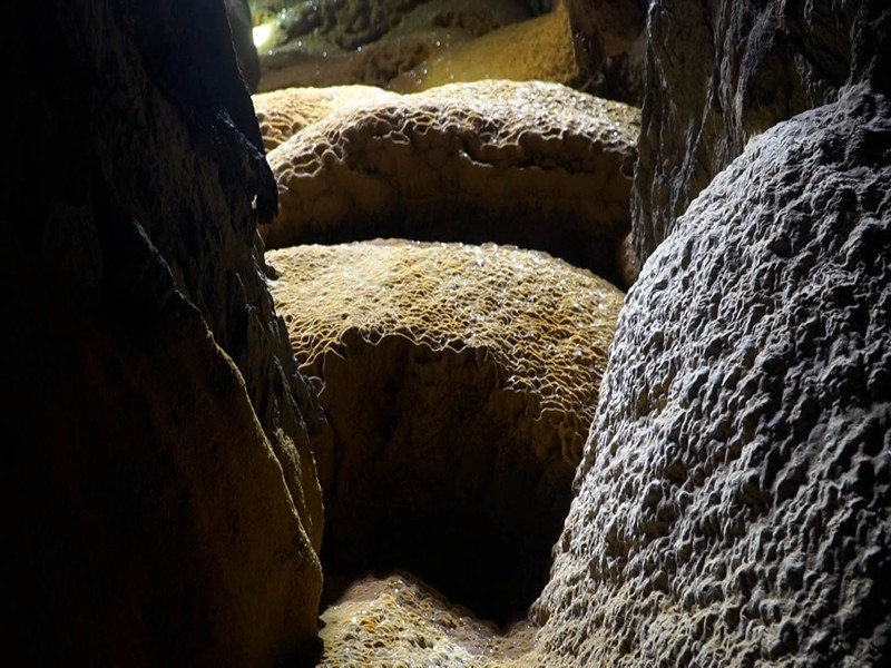 El camino en la cueva de Van Tien.