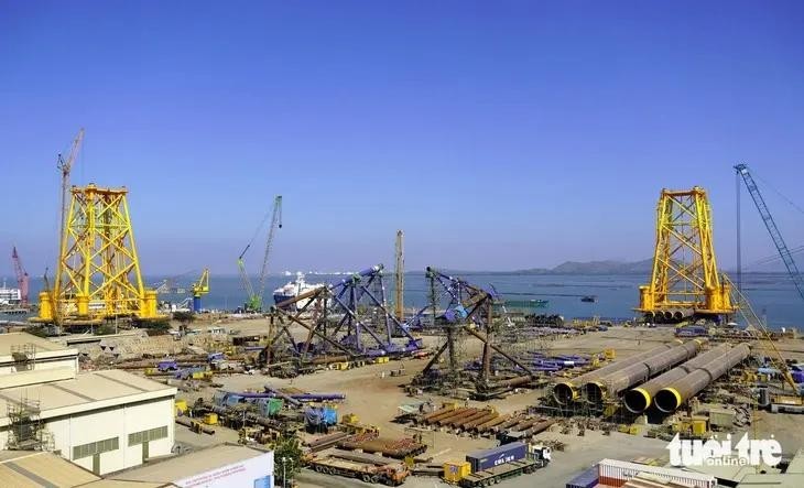 Montaje de bases de energía eólica marina en Vung Tau realizado por PTSC Corporation (Fuente: https://tuoitre.vn/)