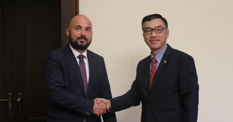El embajador de Vietnam en la República Checa, Duong Hoai Nam, y el alcalde de la ciudad de Pilsen, Roman Zarzycky. (Fuente:VNA)
