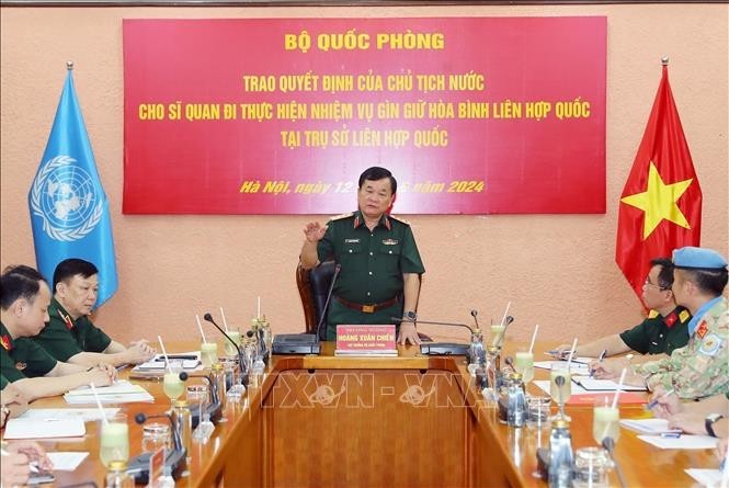 El teniente general Hoang Xuan Chien, viceministro de Defensa y jefe del Comité Directivo del Ministerio de Defensa para la Participación en Operaciones de Mantenimiento de la Paz de la ONU, habla en el acto. (Fuente: VNA)