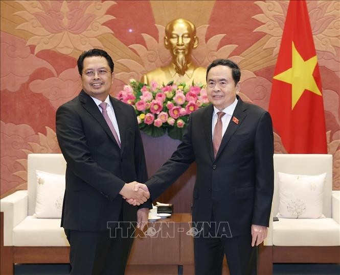 El presidente de la Asamblea Nacional de Vietnam, Tran Thanh Man (derecha), y el vicepresidente del Consejo Regional Representativo (Cámara Alta) de Indonesia, H.Mahyudin. (Fuente: VNA)