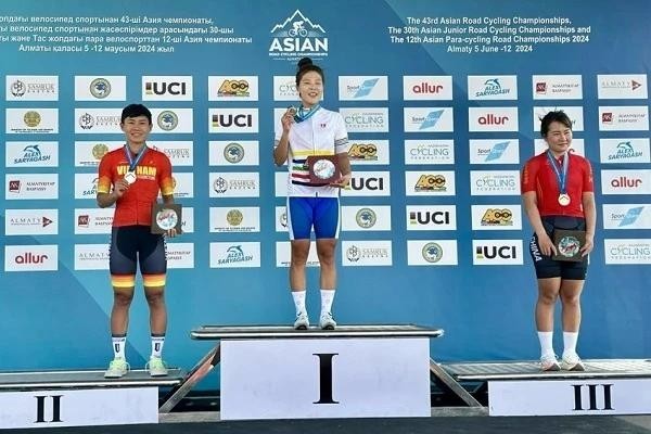 Nguyen Thi That (izquierda) en el podio por la plata en el 43º Campeonato Asiático de Ciclismo en Ruta el 11 de junio en Alma Alta, Kazajstán (Fuente: vietnamnews.vn)