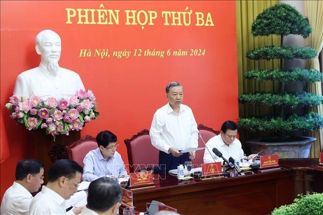 Presidente de Vietnam preside reunión de balance sobre 40 años de renovación. (Fuente: VNA)