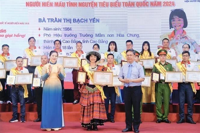 Destacados donantes de sangre reciben certificados de mérito (Foto: VNA)