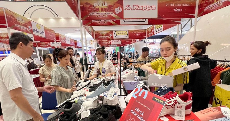 Compradores en Aeon Mall, distrito de Long Bien. (Fuente: hanoimoi.vn)