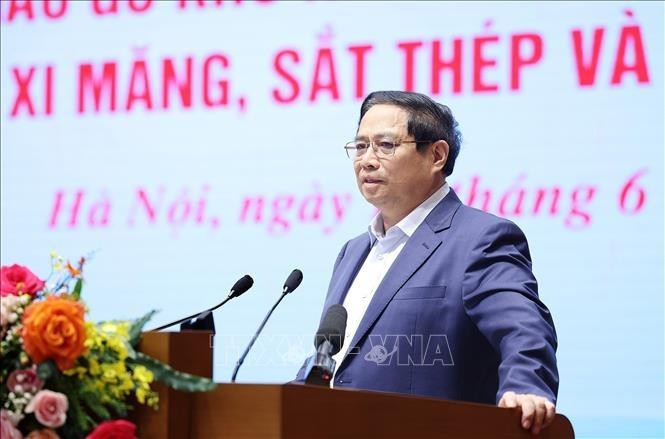 El primer ministro, Pham Minh Chinh, interviene en la conferencia. (Fuente: VNA)