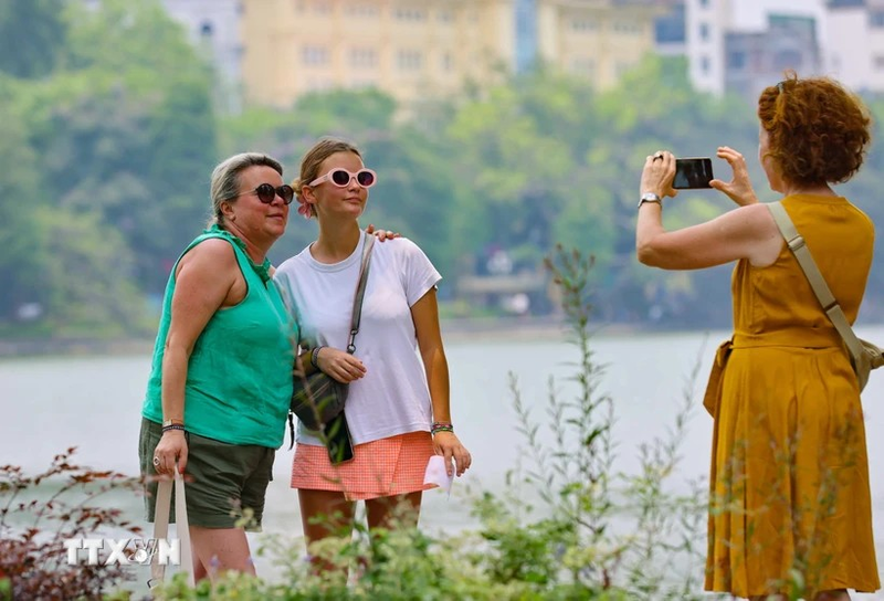 El lago Hoan Kiem es una atracción para los turistas internacionales en Hanói. (Fuente: VNA)