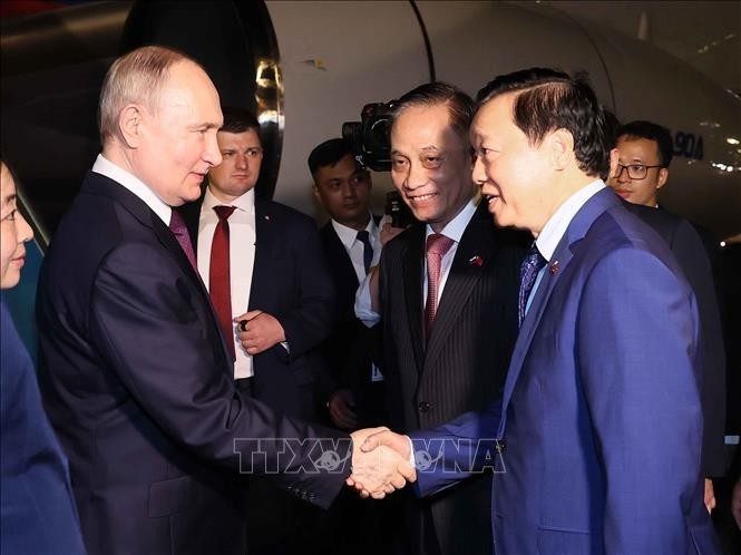 El jefe de la Comisión de Relaciones Exteriores del Comité Central del Partido Comunista de Vietnam, Le Hoai Trung. y el viceprimer ministro Tran Hong Ha reciben al presidente Vladimir Purin en el aeropuerto internacional de Noi Bai. (Fuente: VNA)