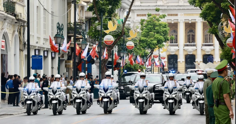 La comitiva del presidente de Rusia, Vladimir Putin, se dirige al Palacio Presidencial. Foto: VNA