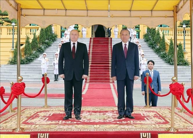 El presidente de Vietnam, To Lam, (derecha) y su homólogo ruso, Vladimir Putin, escuchan los himnos nacionales de ambos países (Foto: VNA)