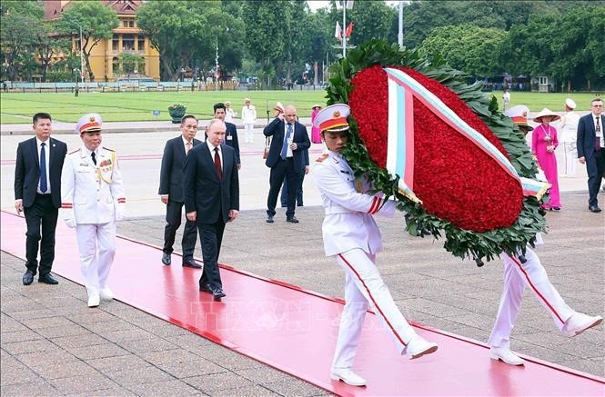 El presidente de Rusia, Vladimir Putin, rinde homenaje al Presidente Ho Chi Minh en el Mausoleo homónimo en Hanói. (Fuente: VNA)