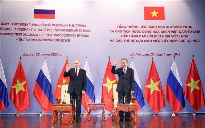 El presidente de Vietnam, To Lam (derecha), y su homólogo ruso, Vladimir Putin, asisten al encuentro. (Foto: VNA)