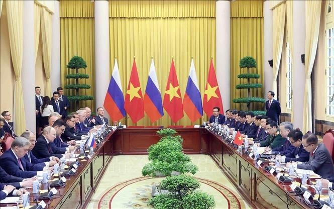 El presidente de Vietnam, To Lam, sostiene un encuentro con su homólogo ruso, Vladimir Putin. (Foto: VNA)