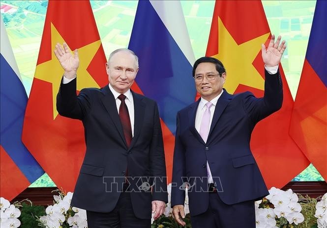 El primer ministro vietnamita, Pham Minh Chinh (derecha), se reúne con el presidente ruso, Vladimir Putin. (Foto: VNA)