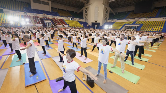 Cientos de personas celebran el Día Internacional del Yoga en Hanói 