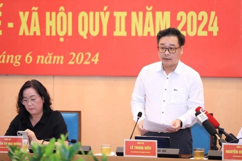 El subdirector del Servicio de Planificación e Inversión de Hanói, Le Trung Hieu interviene en la rueda de prensa. (Fuente: nhandan.vn)