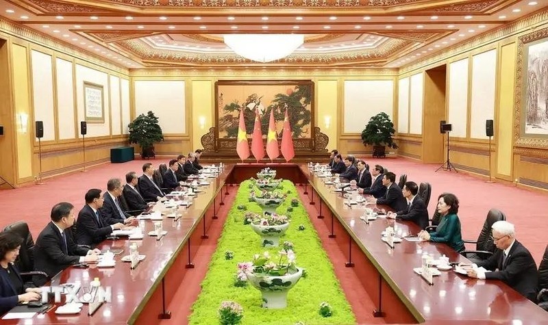 Encuentro entre primer ministro de Vietnam, Pham Minh Chinh, y el secretario general del Partido Comunista y presidente de China, Xi Jinping. (Fuente: VNA)