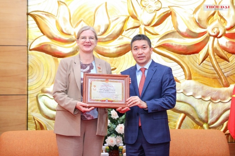 El presidente de la Unión de Organizaciones de Amistad de Vietnam (VUFO), Phan Anh Son, entrega la placa conmemorativa “Por la paz y la amistad entre las naciones” a la embajadora de Suecia, Ann Mawe.
