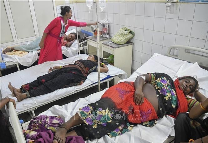 Las víctimas atendidas en un hospital. (Foto: Xinhua/ VNA)