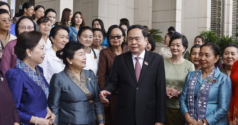 El presidente de la Asamblea Nacional de Vietnam, Tran Thanh Man, con representantes de Uniones de Mujeres de Laos y Camboya. (Fuente:VNA)