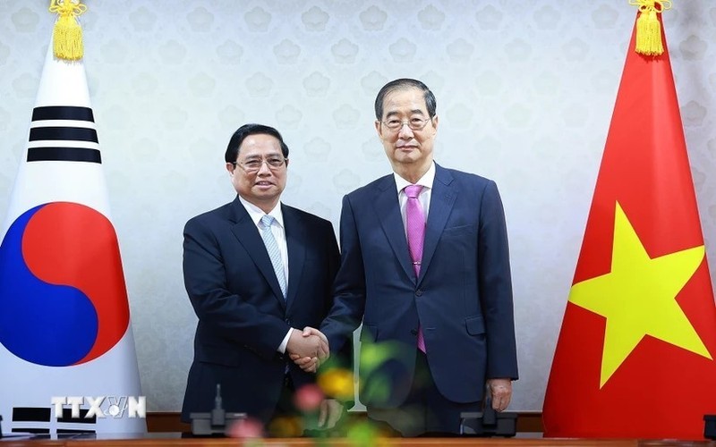 El primer ministro de Vietnam (en la izquierda), Pham Minh Chinh, sostiene conversaciones con su par surcoreano, Han Duck Soo. (Foto: VA)