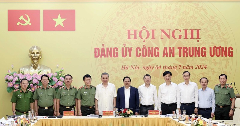 El presidente To Lam y el primer ministro Pham Minh Chinh asisten a la reunión de la Comisión Central de Seguridad Pública. (Fuente: VNA)