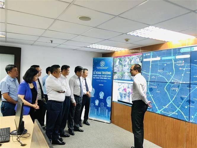 Los dirigentes de Hanói inspeccionan el centro de operaciones de transporte. (Foto: VNA)