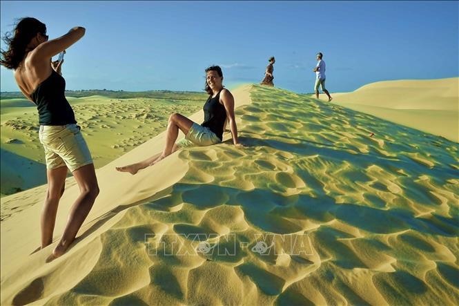 Turistas extranjeros en Bau Trang, un atractivo destino turístico de la provincia de Binh Thuan. (Fuente:VNA)