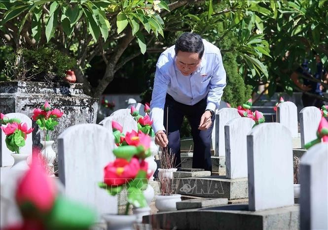 El presidente de la Asamblea Nacional, Tran Thanh Man, ofrece incienso a los soldados caídos en el Cementerio de los Mártires Internacionales Vietnam-Laos (Foto: VNA)