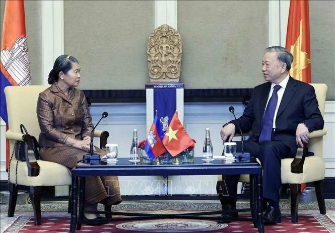 El presidente To Lam (derecha) se reúne con la presidenta de la Asociación de Amistad Camboya-Vietnam, Samdech Men Sam An (Foto: VNA)