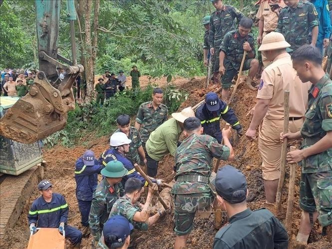 Los equipos de rescate buscan a las víctimas enterradas por el deslizamiento de tierra ocurrido el 13 de julio en la provincia de Ha Giang. (Foto: VNA)