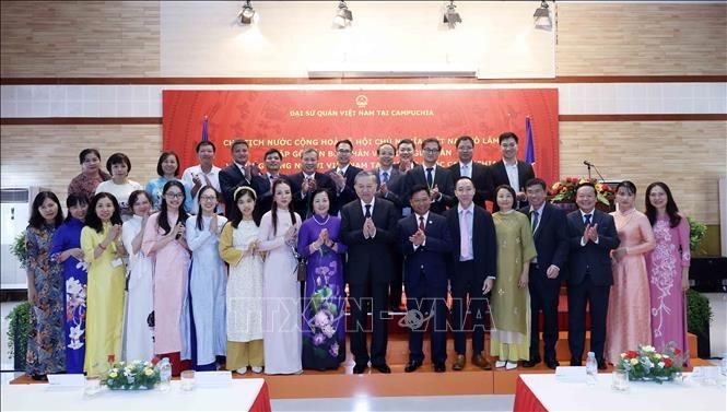 El presidente To Lam con funcionarios y empleados de la Embajada y representantes de la comunidad vietnamita en Camboya. (Fuente: VNA)