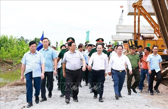 El primer ministro Pham Minh Chinh inspecciona las obras de construcción en la comuna de Binh Thanh, distrito de Phung Hiep, en provincia de Hau Giang. (Fuente: VNA)