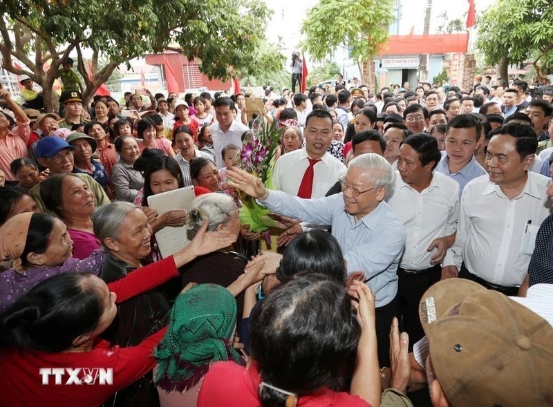 El secretario general del PCV, Nguyen Phu Trong, con la gente de la aldea de Thuong Dien, comuna de Vinh Quang, distrito de Vinh Bao, ciudad de Hai Phong, el 15 de noviembre de 2017. (Foto: VNA)