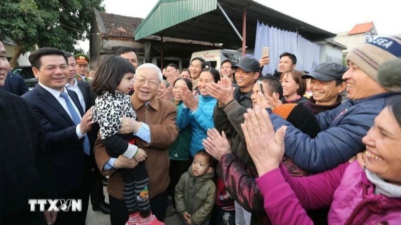 El secretario general del PCV, Nguyen Phu Trong, con la gente de la comuna de Tay An, en el distrito de Tien Hai, en la provincia norteña de Thai Binh.