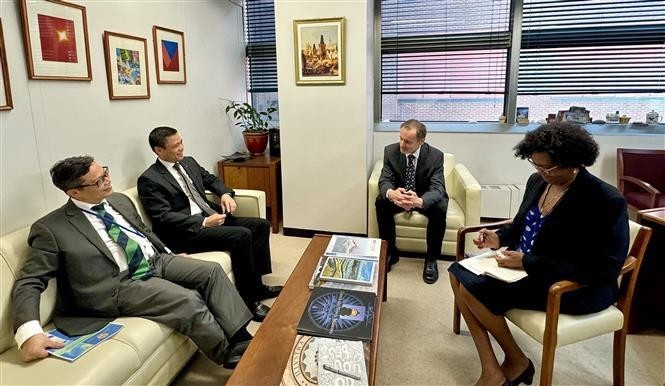 El embajador Dang Hoang Giang, jefe de la misión de Vietnam ante la ONU, en una reunión con el director de la División de Asuntos Oceánicos y Derecho del Mar de las Naciones Unidas. (Foto: VNA)