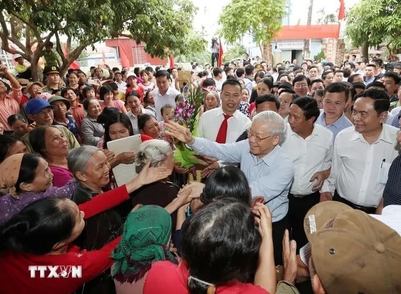 El secretario general Nguyen Phu Trong y el pueblo de la aldea de Thuong Dien, comuna de Vinh Quang, distrito de Vinh Bao, durante el Festival Nacional de Solidaridad en la ciudad de Hai Phong, el 15 de noviembre de 2017. (Fuente: VNA)