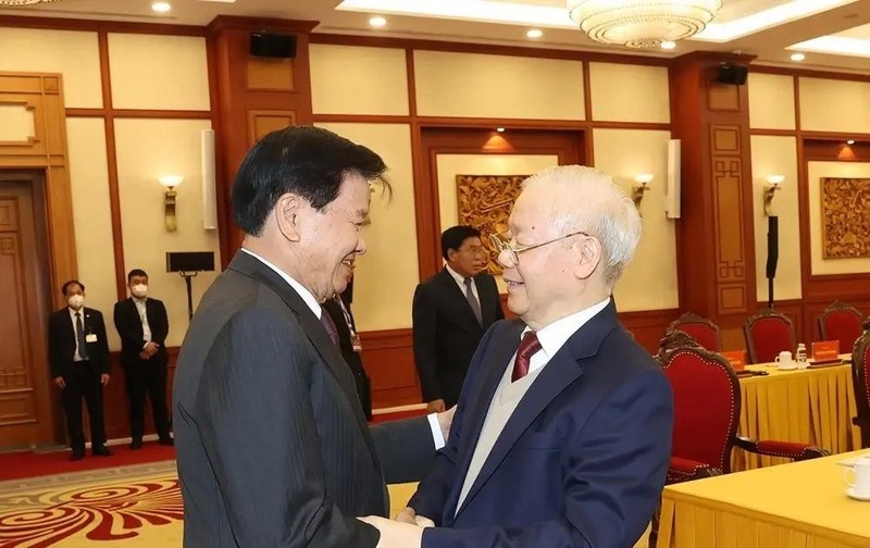 El secretario general del PCV, Nguyen Phu Trong, y el secretario general del Partido Popular Revolucionario y presidente de Laos, Thongloun Sisoulith, copresiden una reunión de alto nivel entre ambos partidos en Hanói, el 26 de febrero de 2024. (Foto: VNA)