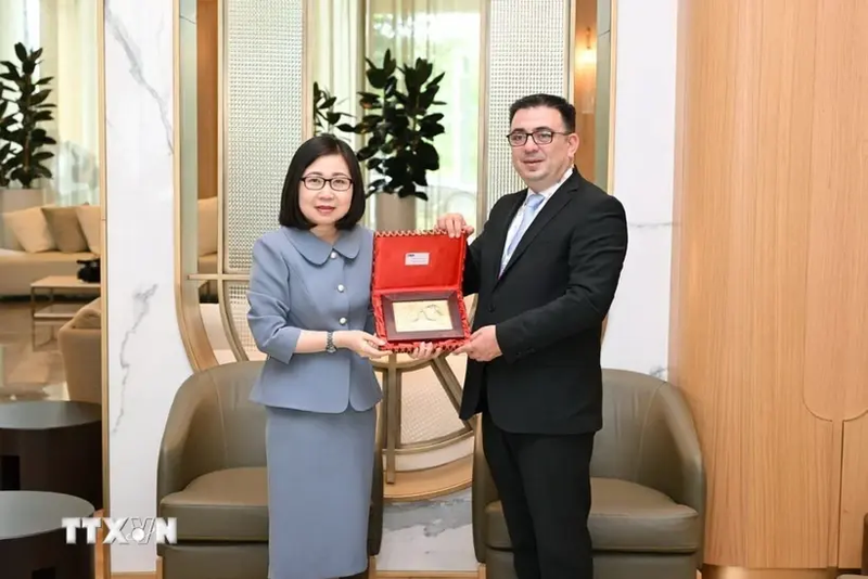 La subdirectora general de la Agencia Vietnamita de Noticias (VNA), Doan Thi Tuyet Nhung, se reúne con el presidente de la Agencia de Noticias de Azerbaiyán (AZERTAC), Vugar Aliyev. (Fuente:VNA)