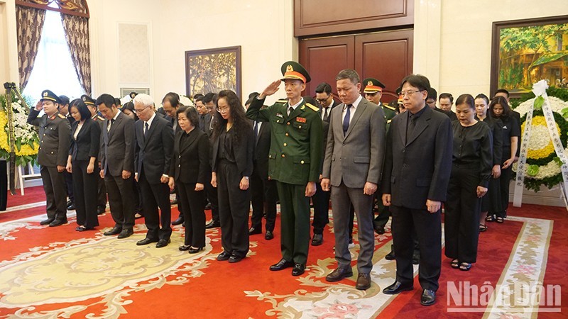  Embajada de Vietnam en China rinde homenaje al secretario general del PCV