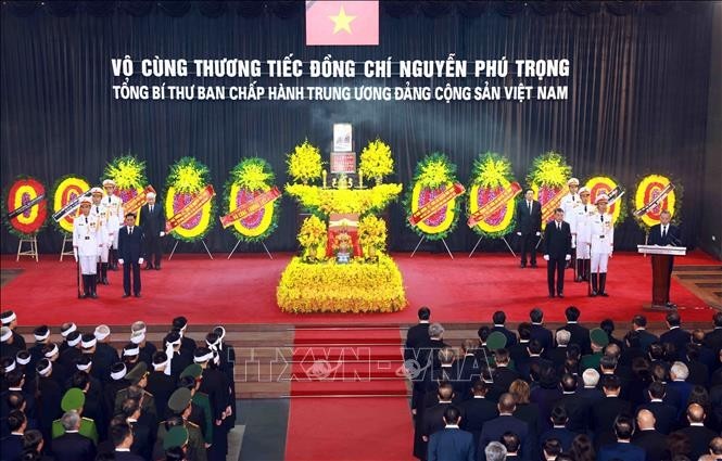 Ceremonia de homenaje póstumo al Secretario General Nguyen Phu Trong en la Casa Funeraria Nacional, en Hanói. (Fuente: VNA)